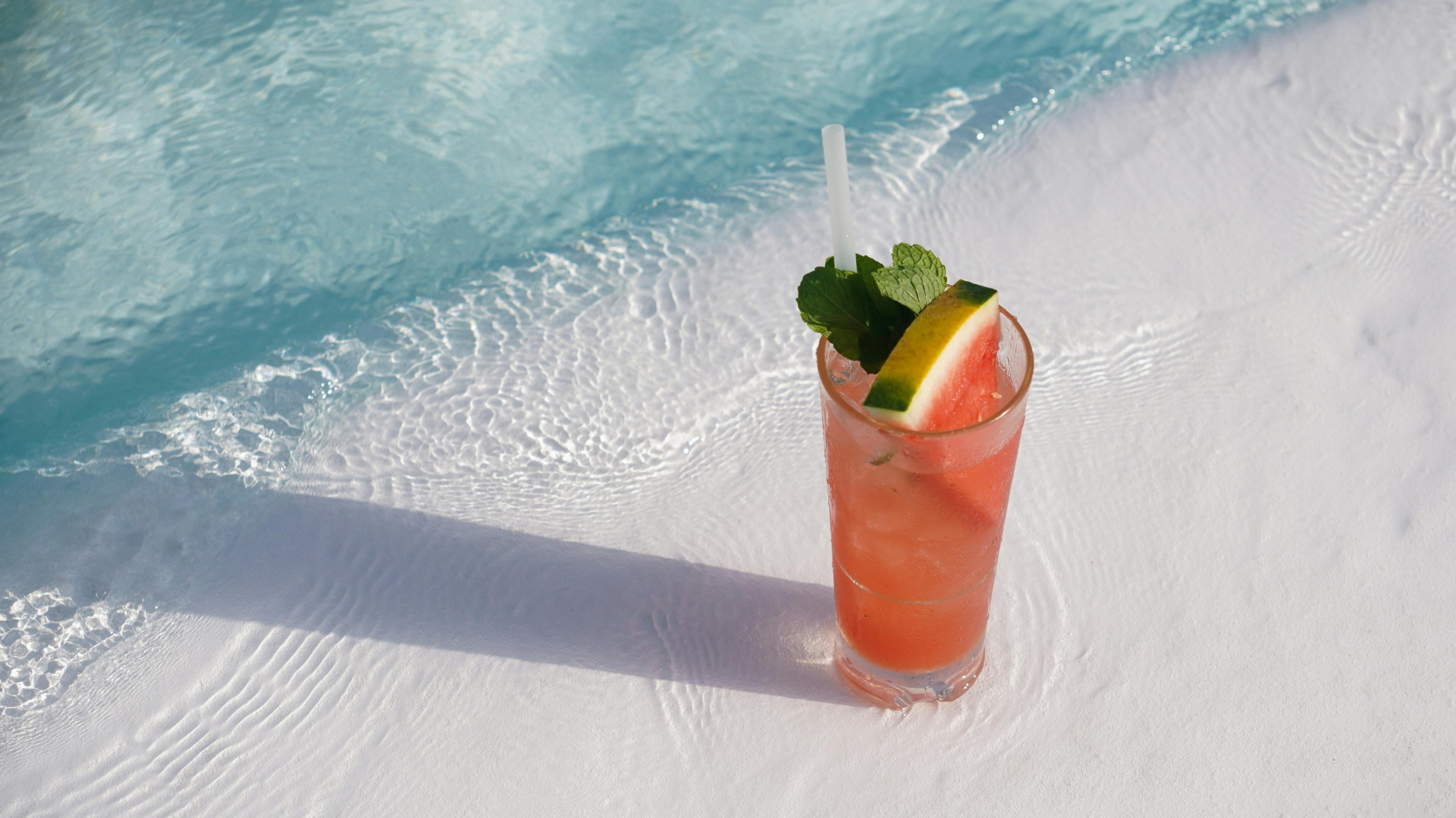 cocktail posé sur une marche de piscine