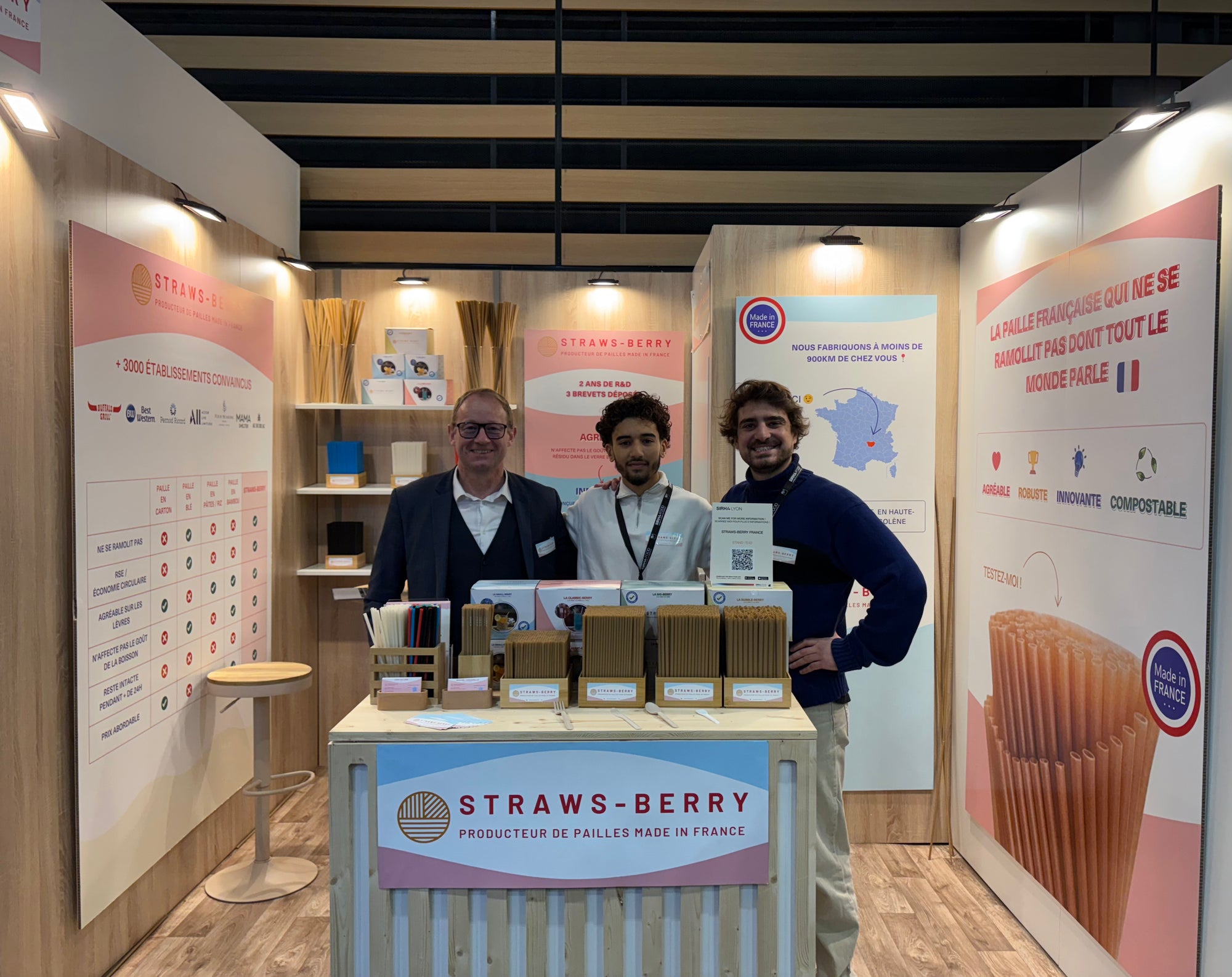 Carl Cillard le fondateur de Straws-Berry en compagnie de partenaire sur un stand de présentation de la marque avec les différents supports de communication et les différents modèles de pailles réutilisables à boire Made in France