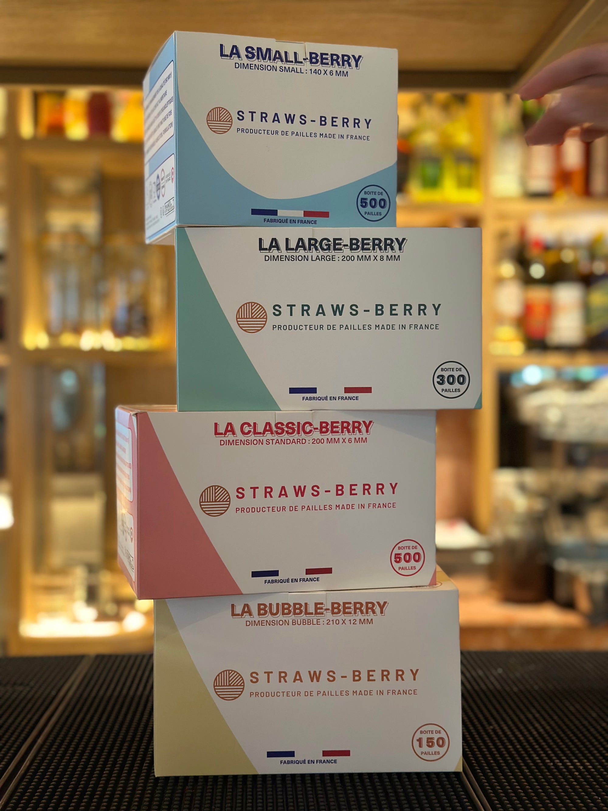 Boîtes des différents pailles Straws-Berry sur un bar professionnel : Small-Berry, Large-Berry, Classic-Berry et Bubble-Berry