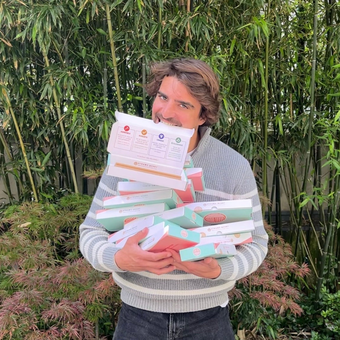 Carl, le fondateur de Straws-Berry qui porte des cartons de ses pailles à boire réutilisables