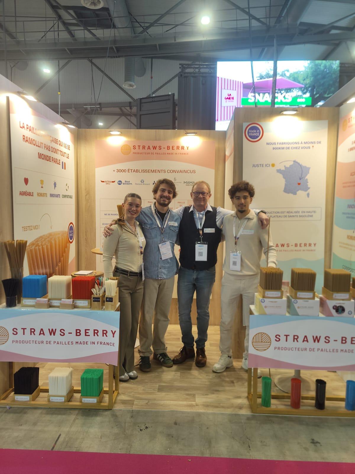 l'équipe straws berry présente à son stand dans un salon professionnel